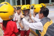 KB손해보험, 인도네시아 취약계층 아동·청소년에게 안전모 전달